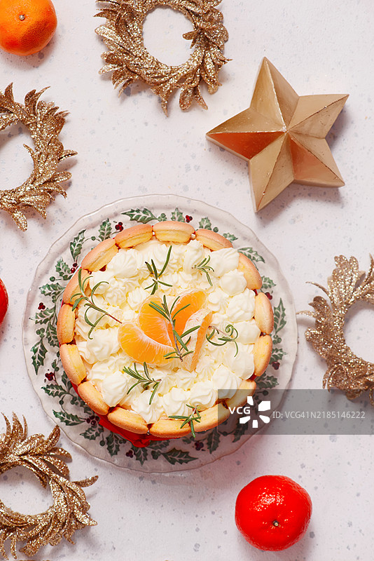 圣诞背景下的曼达林夏洛特蛋糕，带有乡村风格的圣诞背景图片素材