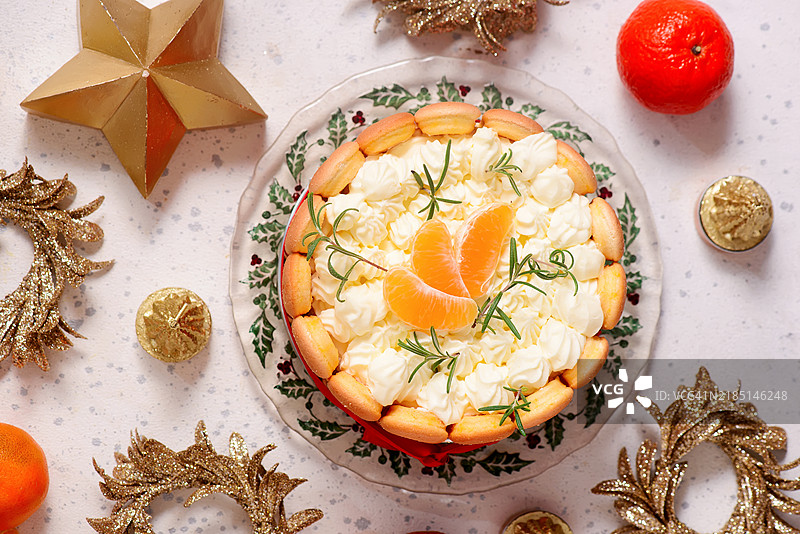 圣诞背景下的曼达林夏洛特蛋糕，带有乡村风格的圣诞背景图片素材