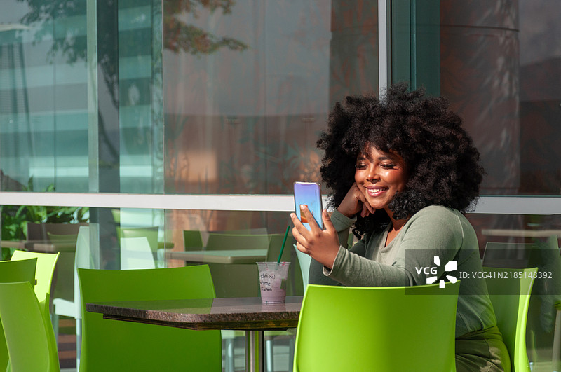 社交媒体与生活方式：一位网红与她的社区分享时刻图片素材