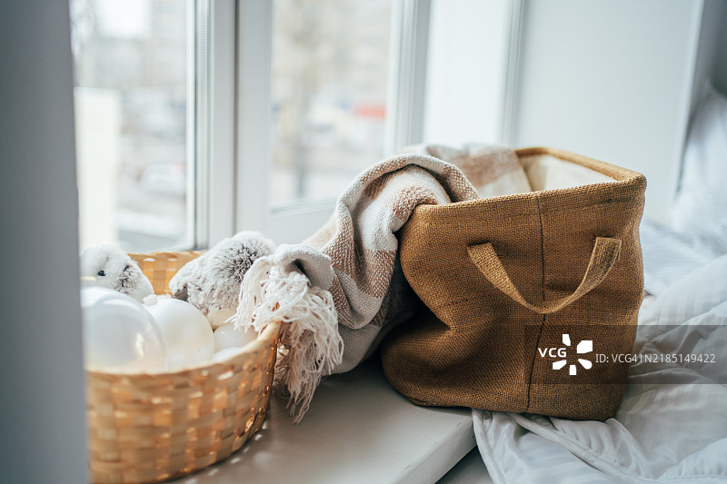 装有温暖物品的环保袋，窗台上的圣诞球篮，选择性对焦，特写，背景图片素材