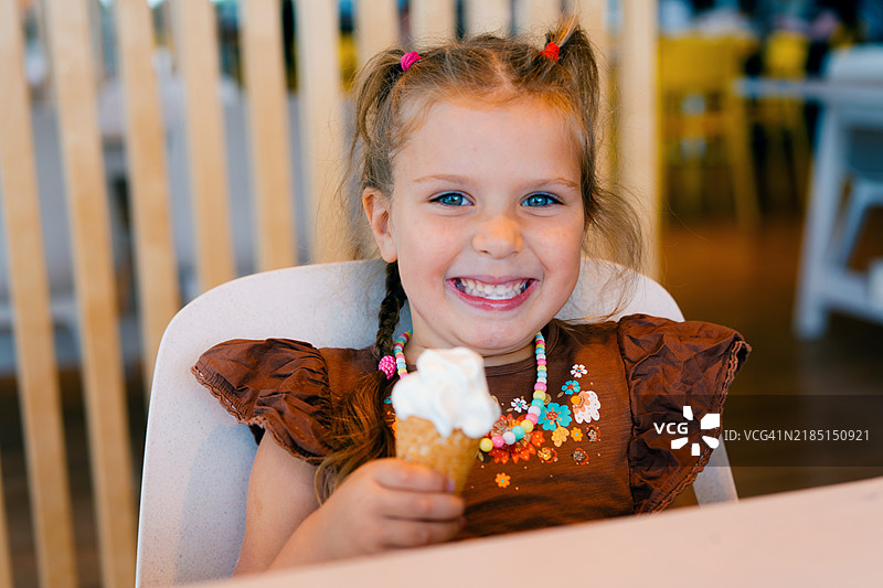微笑的女孩享受冰淇淋甜筒图片素材