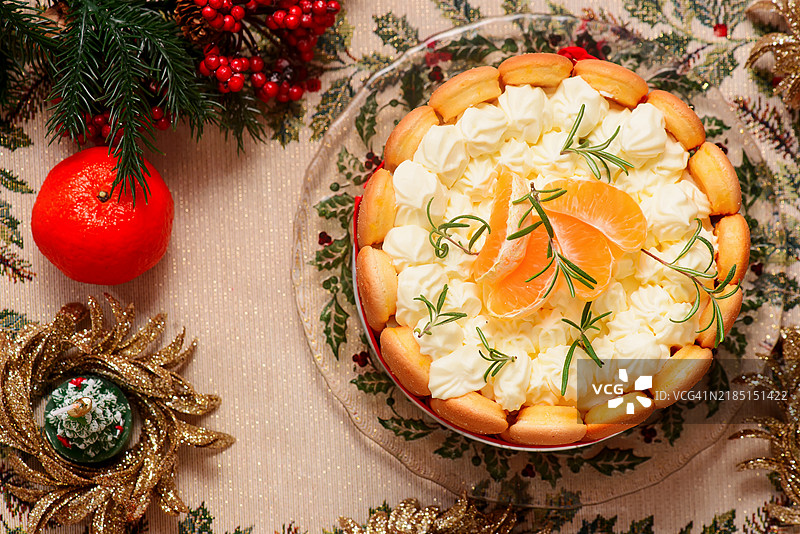 圣诞背景下的曼达林夏洛特蛋糕，带有乡村风格的圣诞背景图片素材