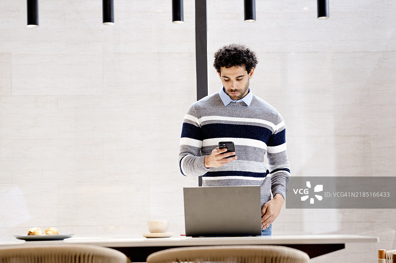 严格的移动应用测试通过确保完美的功能性来保证无缝的用户体验。移动应用测试在软件工程和开发中。图片素材