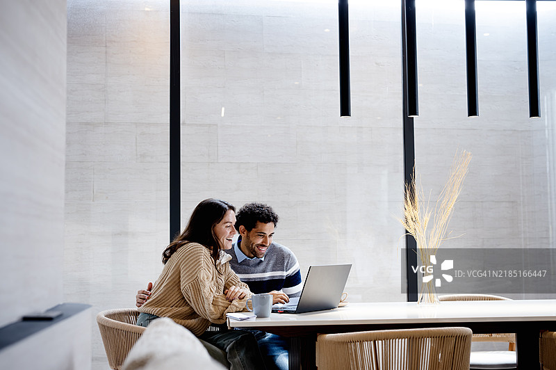 通过共同基金和政府债券投资未来，为您的家庭提供保障。图片素材