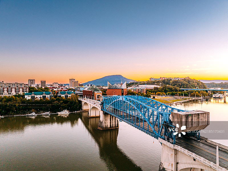 约翰·罗斯首席大桥的高空视角与田纳西州查塔努加的天际线图片素材