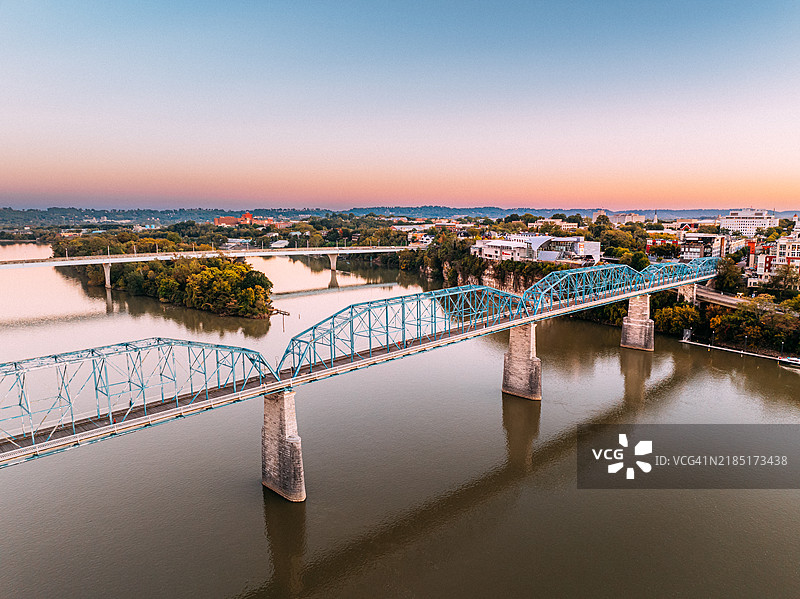 田纳西州查塔努加的胡桃街步行桥图片素材