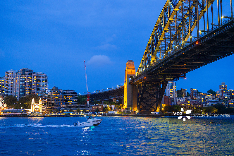 照亮的悉尼海港大桥。图片素材