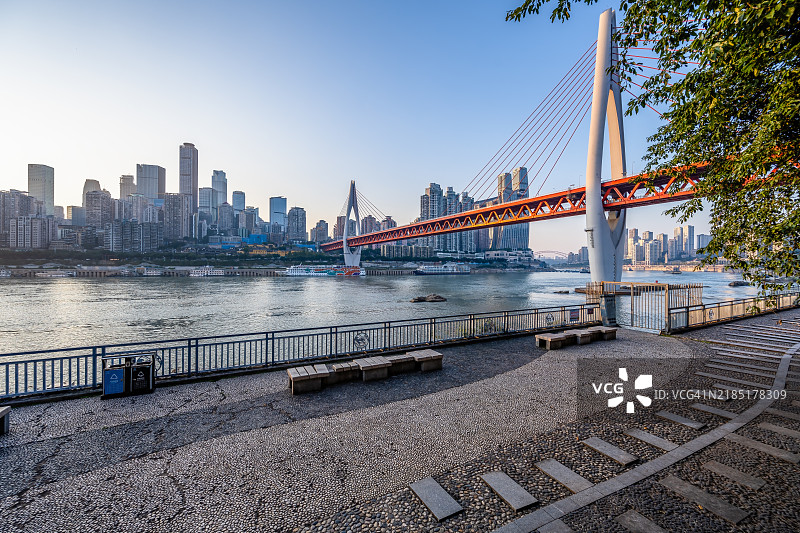 重庆市天生桥前的空旷街道与城市天际线图片素材