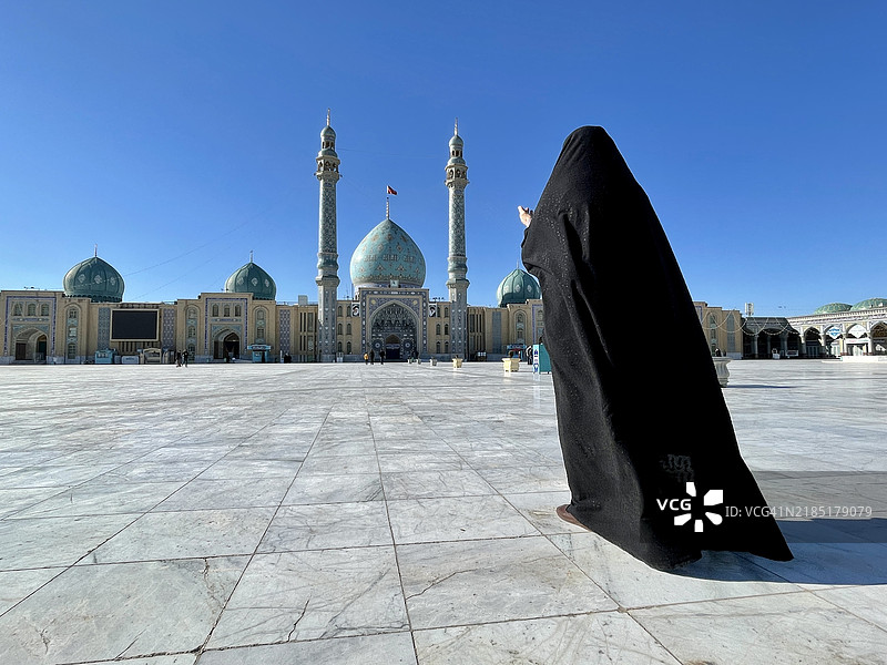 穆斯林女性在伊朗库姆的贾姆卡兰清真寺祈祷图片素材