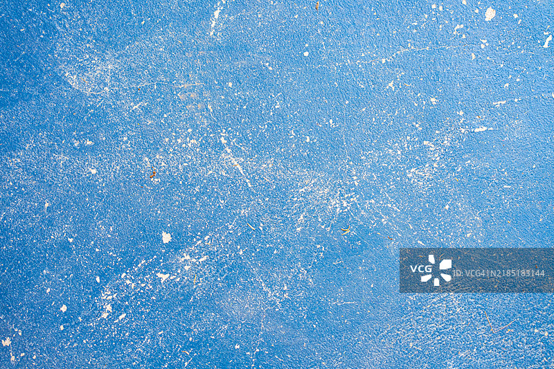 浅蓝色涂漆的水泥墙特写。图片素材