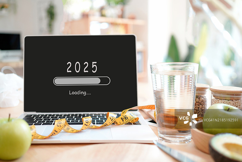 为2025年做好准备，开始新的事业和新生活。健康的新鲜沙拉和绿色蔬菜水，适合在办公室饮食。图片素材