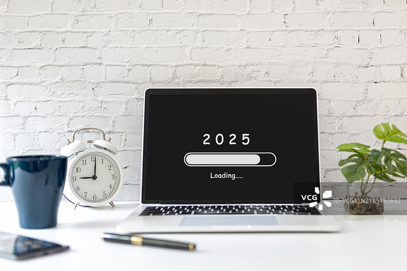 商务工作场所，配有笔记本电脑、财务图表和咖啡饮品。白色背景。商业对象概念。图片素材