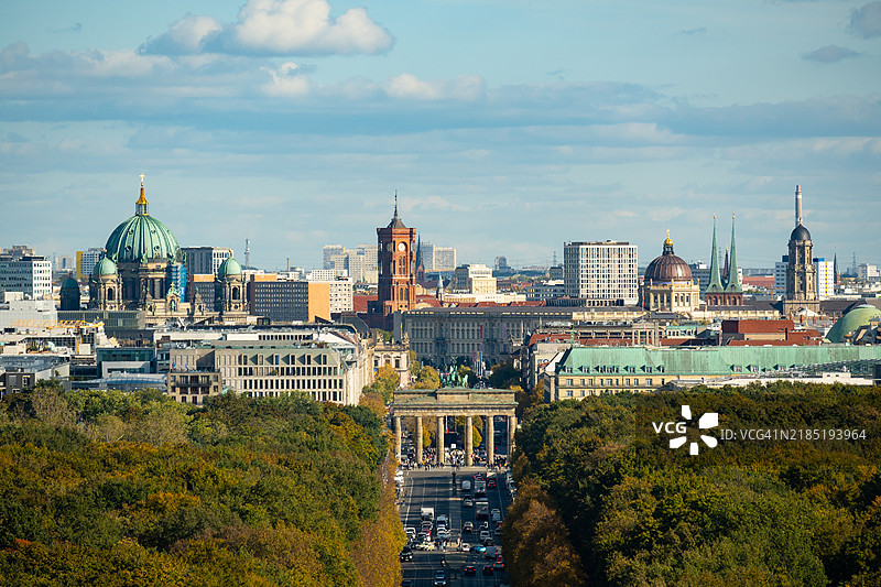 俯瞰德国柏林的蒂尔加滕公园、勃兰登堡门和城市天际线图片素材