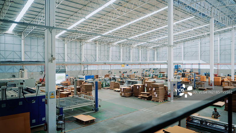 结构合理的工厂车间，便于高效生产和存储图片素材