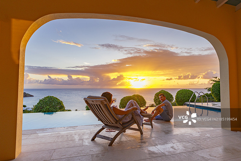 快乐的男女在豪华度假村放松休息图片素材