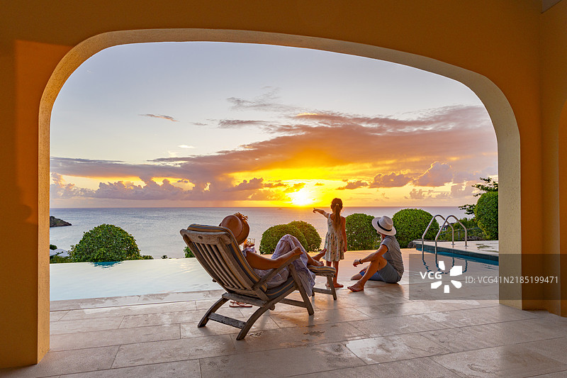 幸福的家庭在豪华别墅中观看日落图片素材
