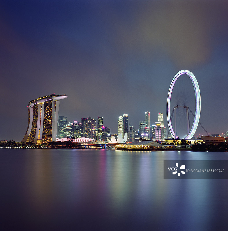 新加坡黄昏时分的天际线和金融区，展现滨海湾的美景图片素材