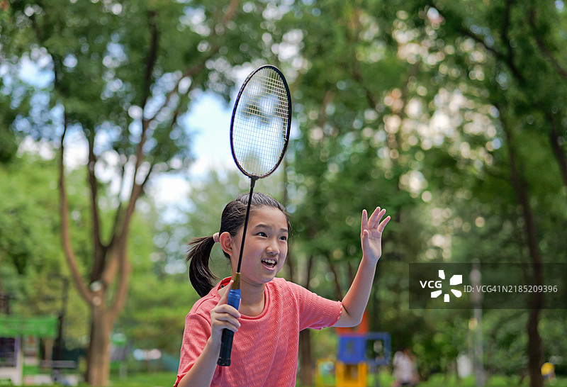 小女孩在打羽毛球图片素材