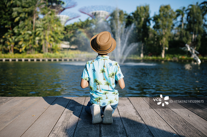 亚洲男孩探索新加坡旅游景点图片素材