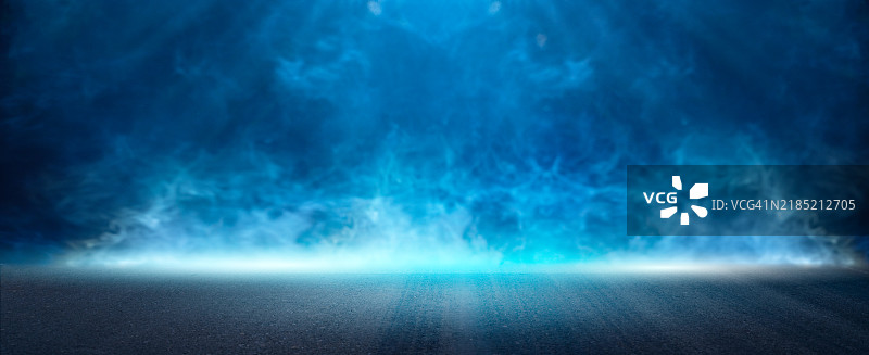 空旷黑暗房间的背景烟雾，街道。混凝土地面，沥青，霓虹灯，烟雾，聚光灯。黑暗舞台展示，深蓝色背景，空旷黑暗场景，霓虹灯，聚光灯。沥青地面和充满烟雾的工作室房间。图片素材