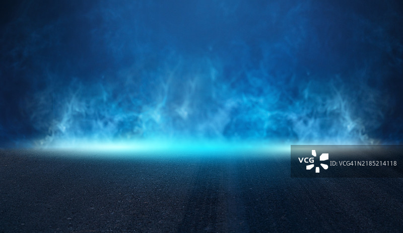 空旷黑暗房间的背景烟雾，街道。混凝土地面，沥青，霓虹灯，烟雾，聚光灯。黑暗舞台展示，深蓝色背景，空旷黑暗场景，霓虹灯，聚光灯。沥青地面和充满烟雾的工作室房间。图片素材