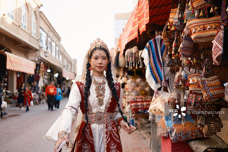 身穿民族服装的亚洲女性在街上图片素材