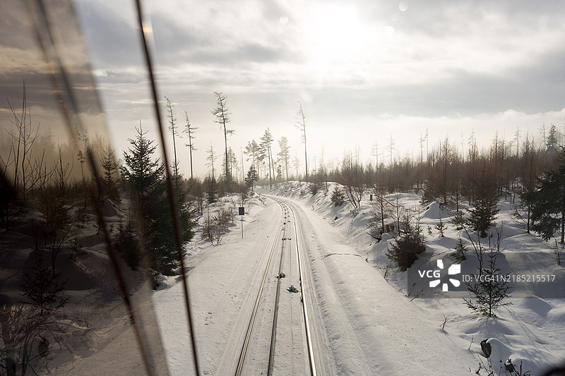 冬季火车旅行穿越被雪覆盖的森林图片素材