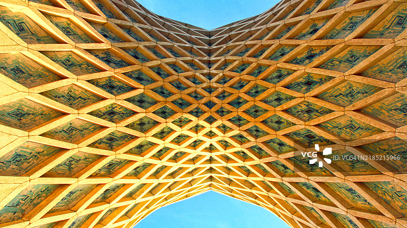 德黑兰的自由塔与蓝天作为背景图片素材