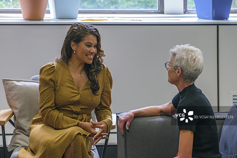 两位女商人在休息期间在休息区聊天图片素材