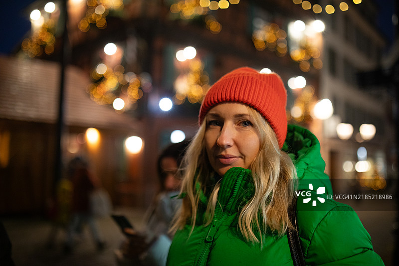 圣诞市场上中年女性的肖像。图片素材