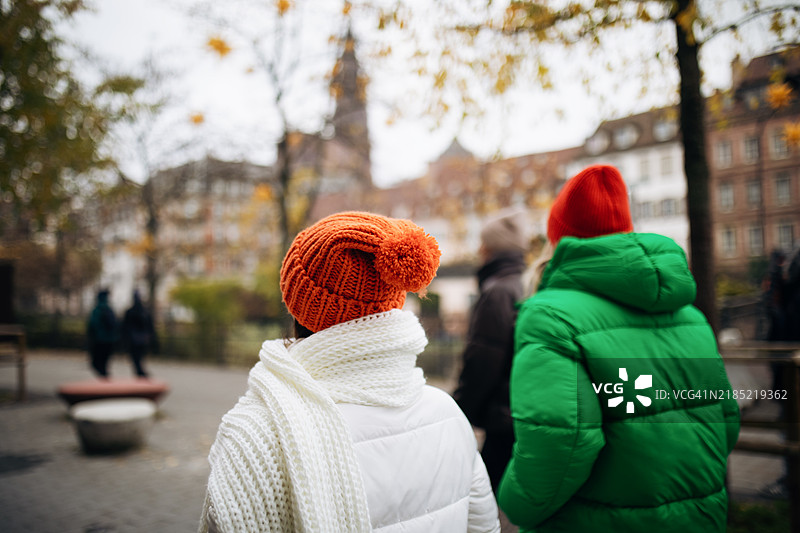 两位女性在斯特拉斯堡的街道上漫步。图片素材