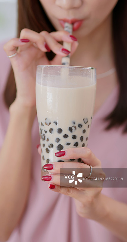 女人在家喝奶茶图片素材