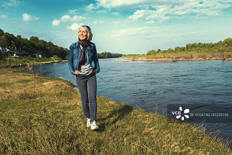 法国肖蒙的卢瓦尔河畔的女人图片素材