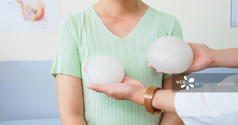 对比患者的人工胸部图片素材