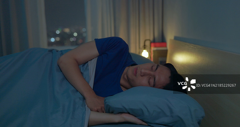 男人夜间深度睡眠图片素材