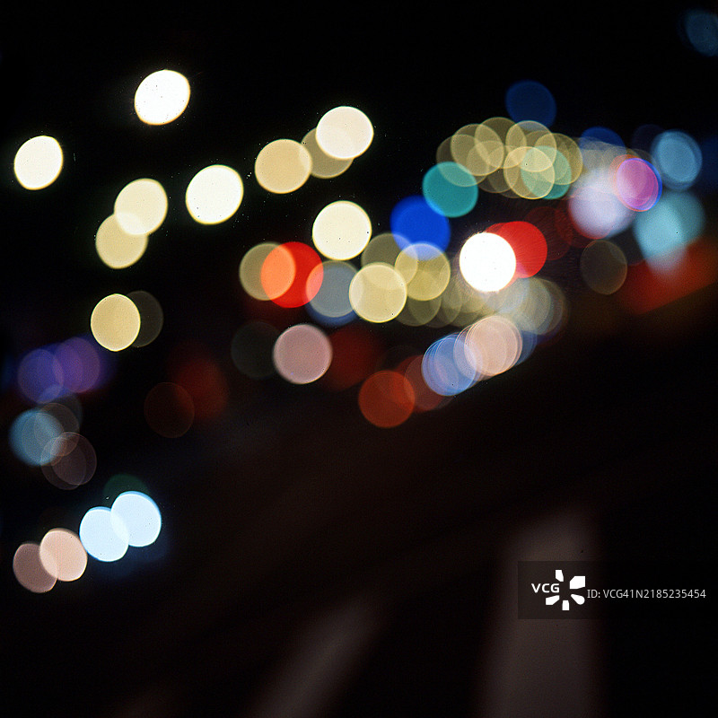 夜晚城市灯光的散景图片素材