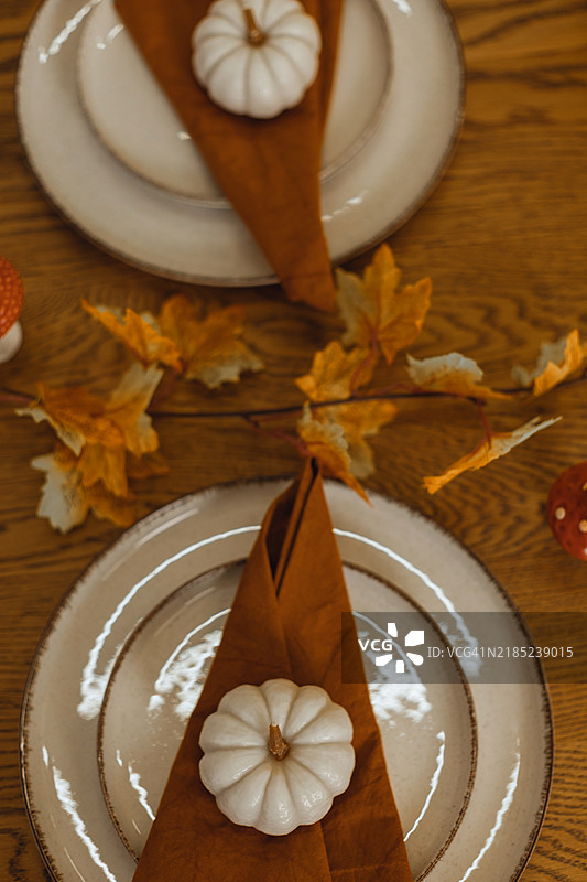 木桌上的餐具摆放。图片素材