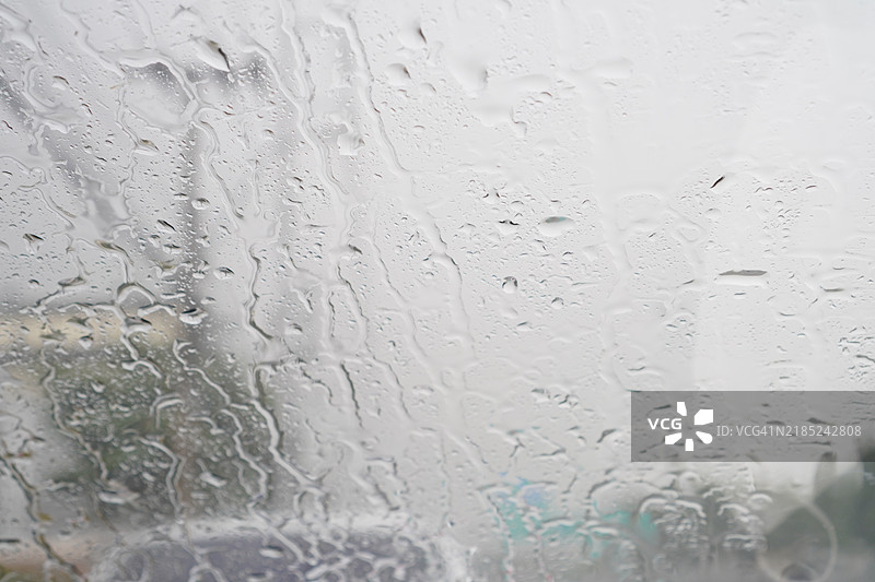 雨滴落在汽车窗玻璃上图片素材
