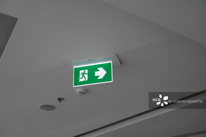 紧急出口标志灯标准图片素材