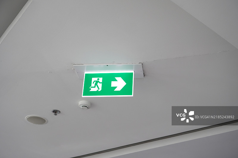 紧急出口标志灯标准图片素材