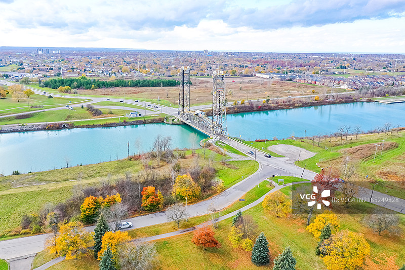 加拿大圣凯瑟琳斯的威兰运河公园大道和格伦代尔大道桥景观图片素材