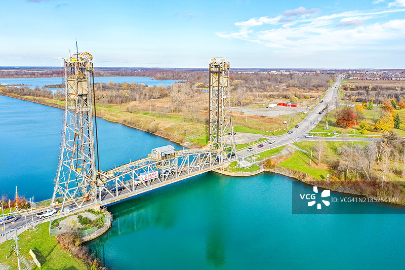 加拿大圣凯瑟琳斯的威兰运河公园大道和格伦代尔大道桥景观图片素材