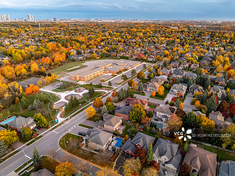 加拿大伍德布里奇的拉瑟福德路与伊斯灵顿大道交汇处的博伊德邻里公园中的多彩树叶图片素材