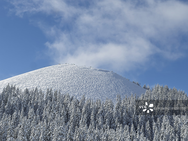 俄勒冈州巴奇勒山上的滑雪轨迹图片素材