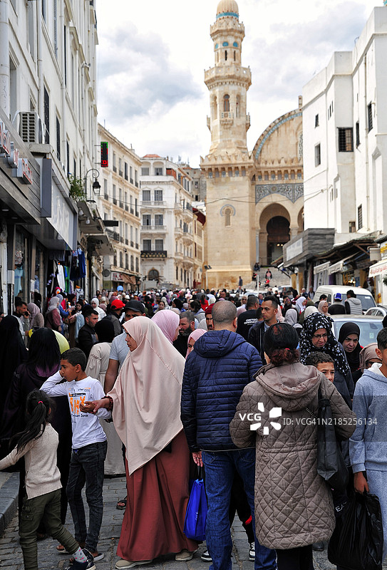 阿尔及尔：拉马丹期间街上的人们，背景是凯查瓦清真寺图片素材