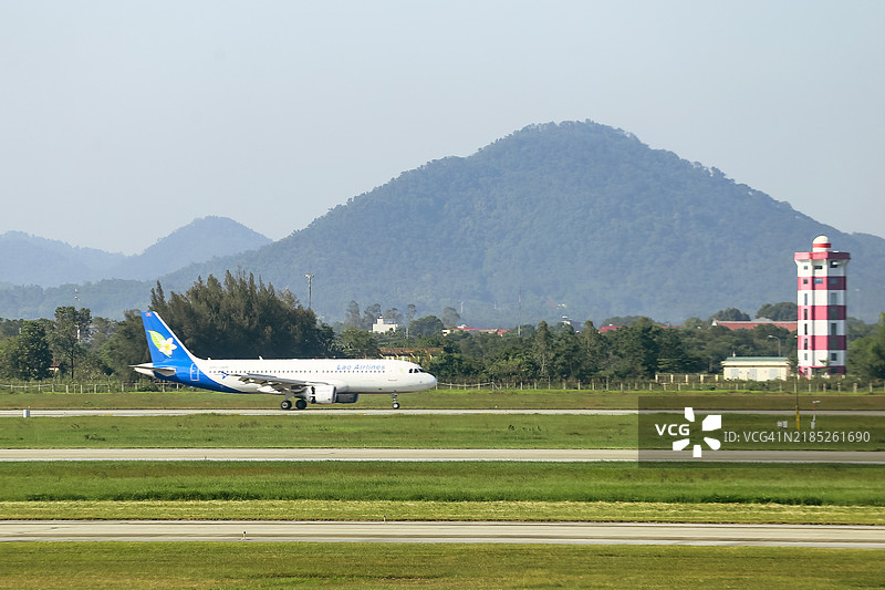 商业飞机在河内内排国际机场降落图片素材
