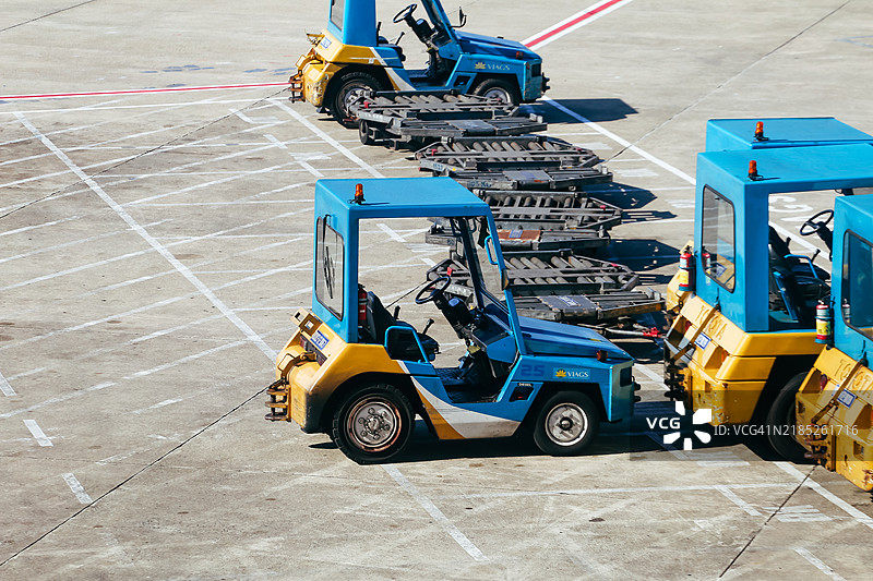 地面服务区的拖车和行李拖车图片素材