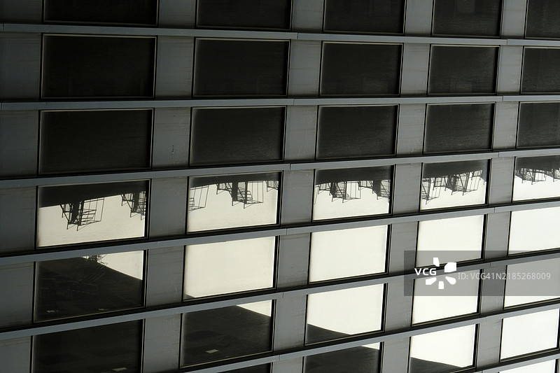 摩天大楼窗户中的消防逃生反射图片素材