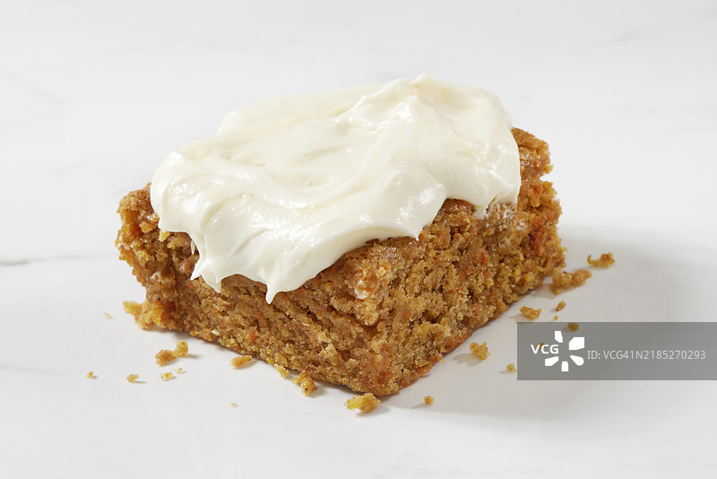 胡萝卜蛋糕配奶油奶酪糖霜图片素材