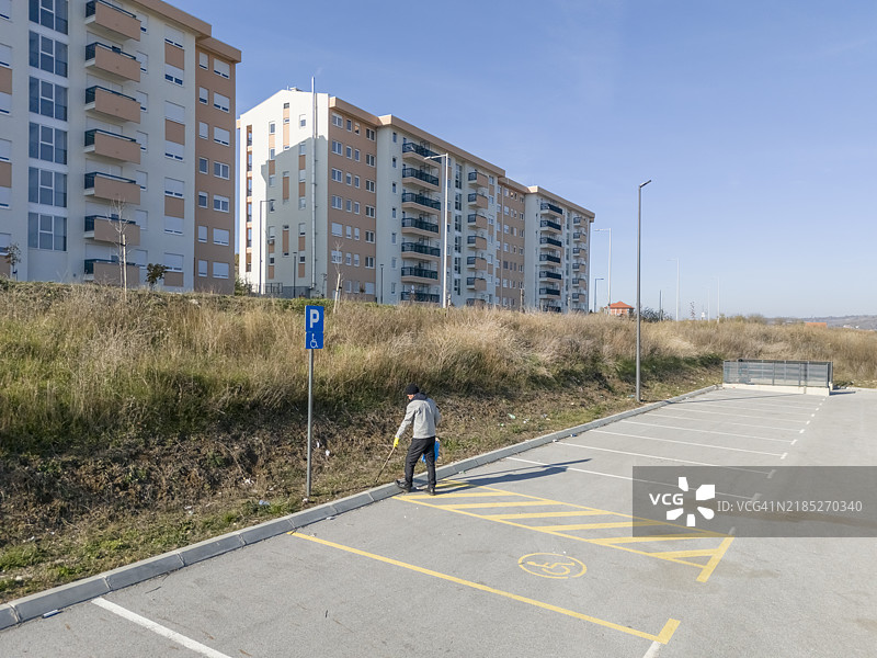 志愿者在城市中清理垃圾图片素材